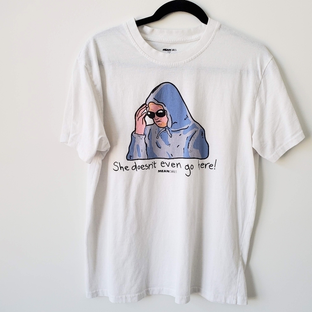 Mean Girls "She Doesn't Even Go Here" Graphic T-Shirt Size Large